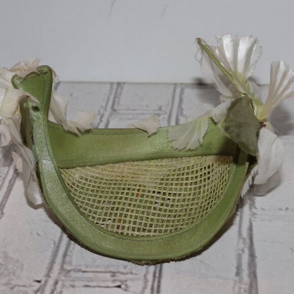 🌿 Beautiful Vintage Green & Satin White Flower Hat Headband – Botanical Beauty - Picture 2 of 7